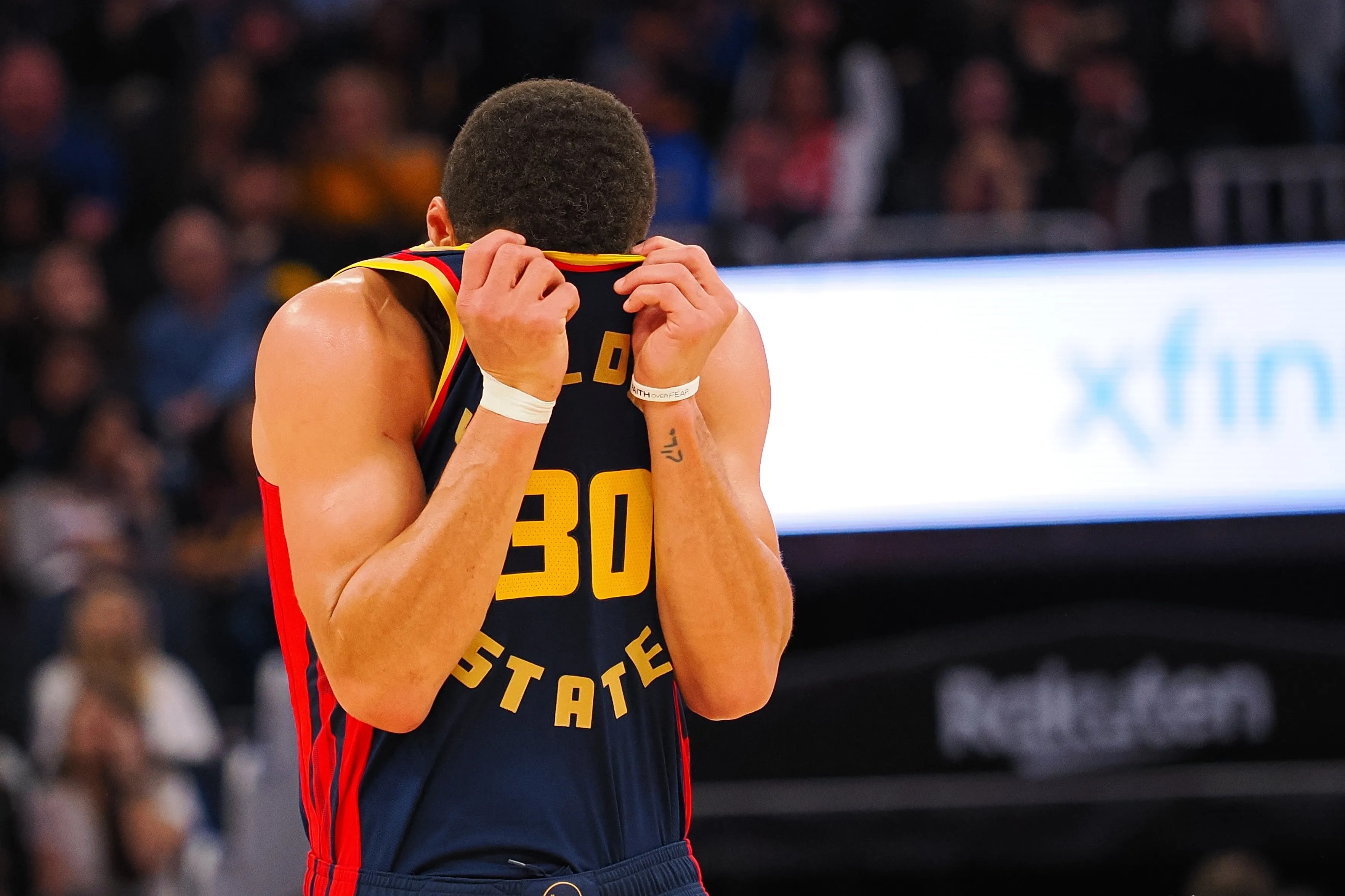 官方平台-关于库里重返赛场，大比分获胜首场状态出色，曼联观众沸腾！的信息-官方平台