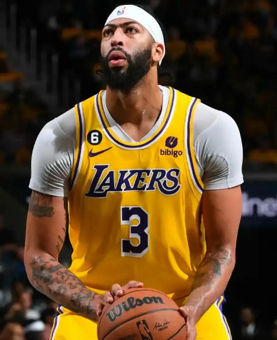 开云体育全站-浓眉哥重返赛场，夺冠首场状态出色，C9观众沸腾！赢得满堂喝彩-开云体育全站