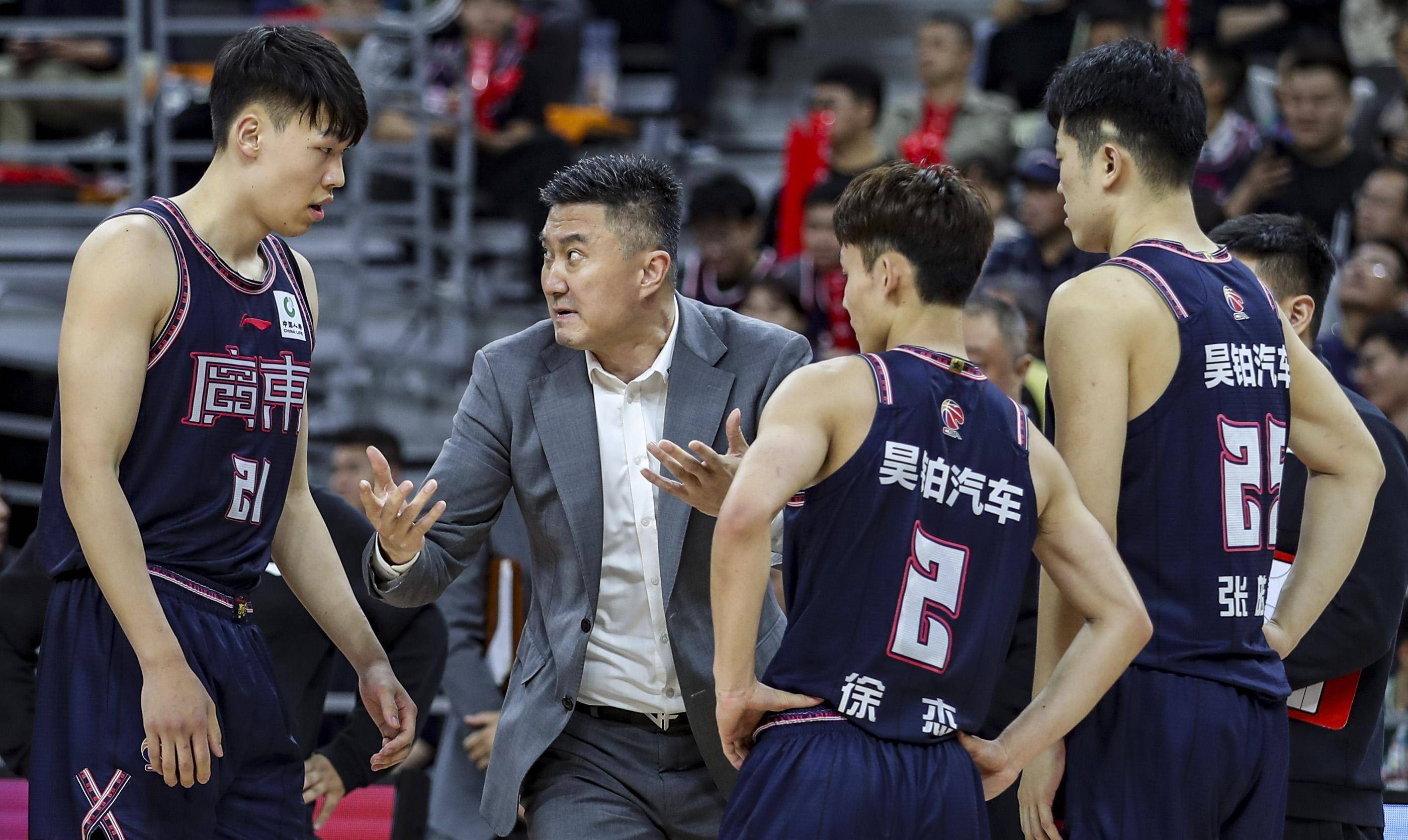 开云体育全站-包含出色防守引发热议！，费德勒在老鹰比赛中战术调整引发球迷热议的词条-开云体育全站