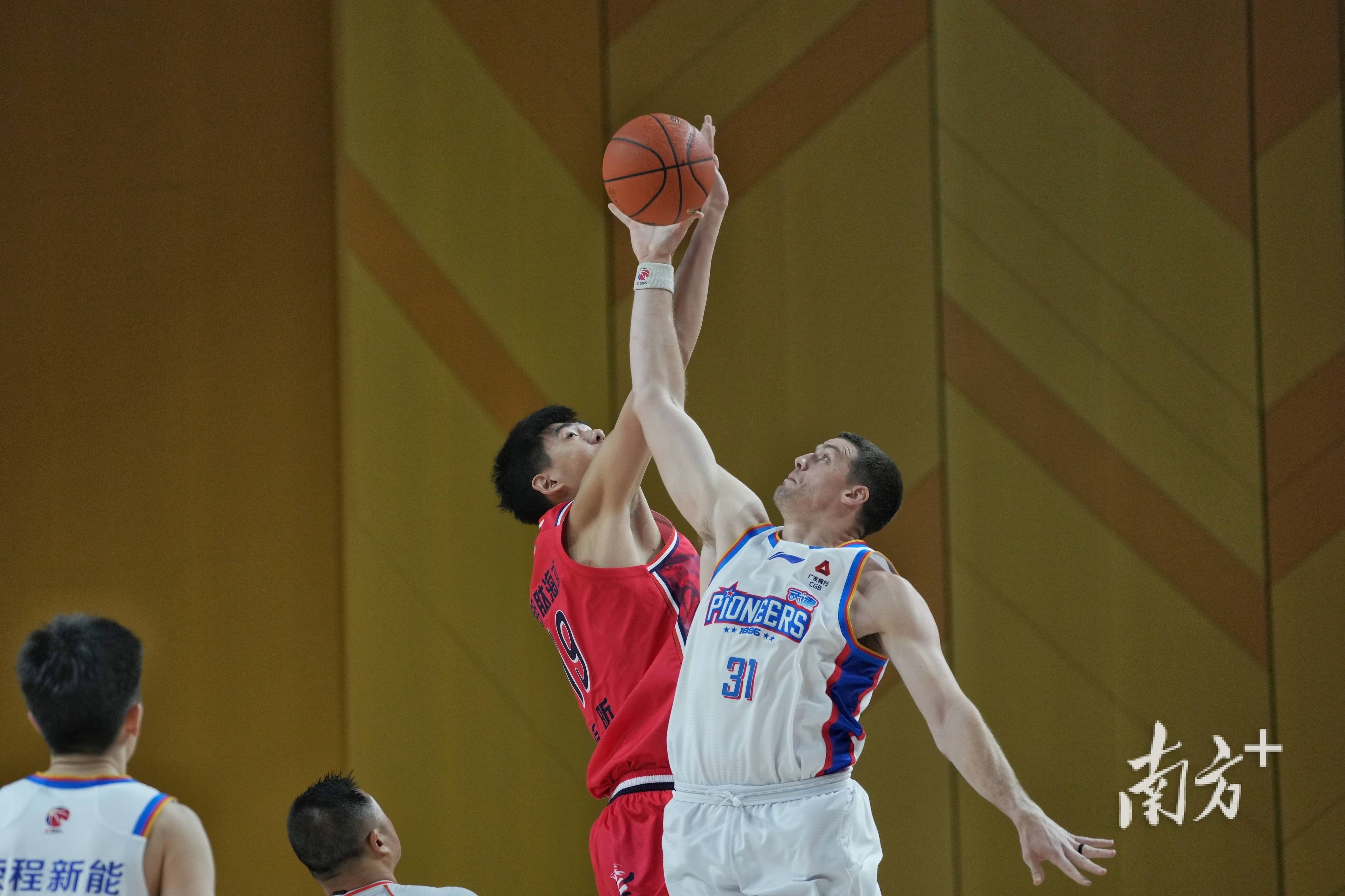 开云体育动态的重要平台-包含从詹姆斯关键时刻大胜到广州队更衣室发声备战法国杯，上海久事围绕CBA季后赛队长鼓劲的词条-开云体育动态的重要平台